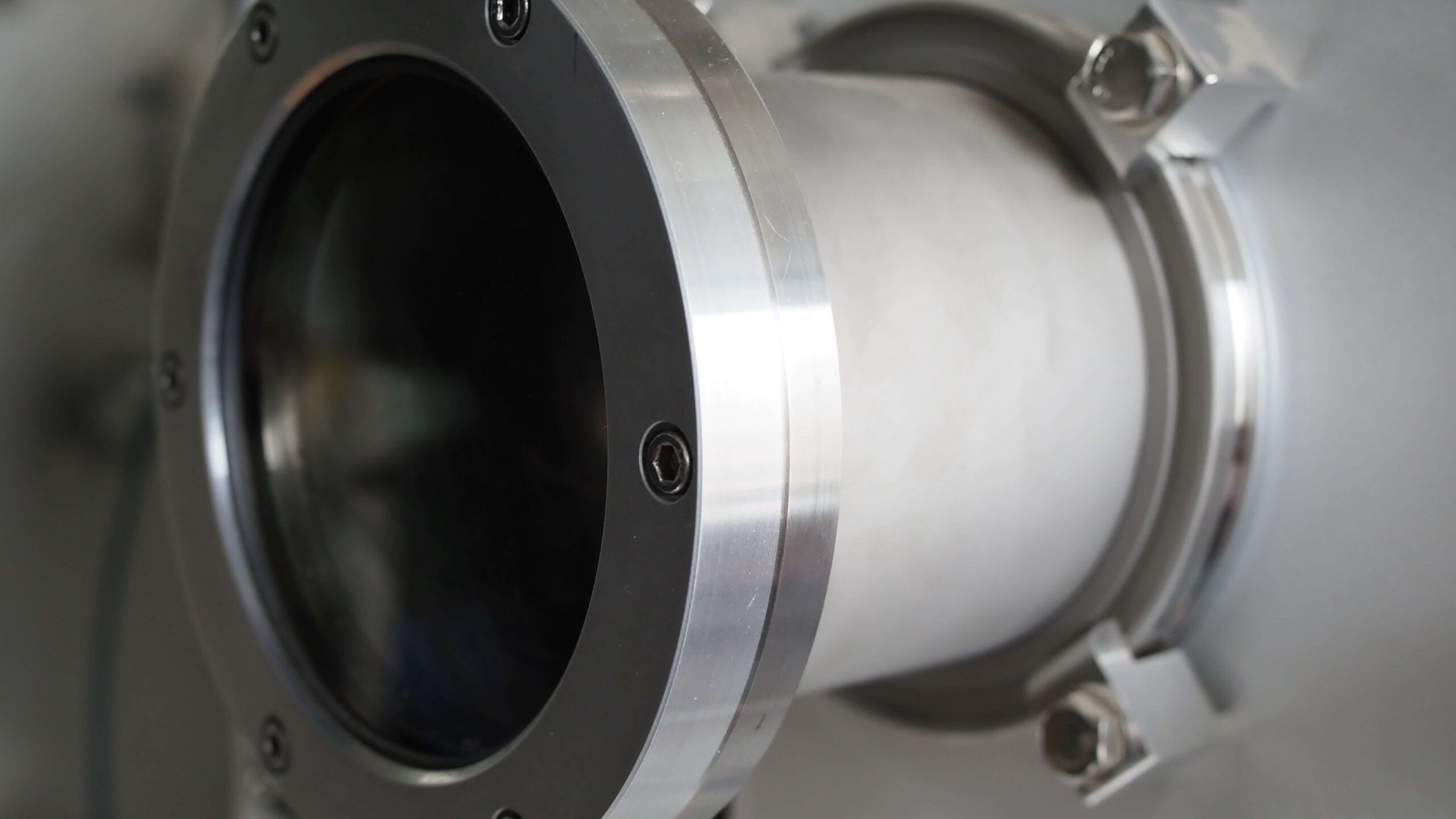 Vacuum deposition system front door glass viewport